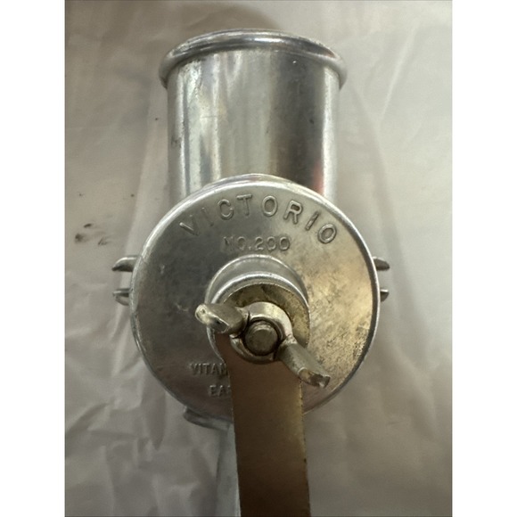 Vintage Victorio 200 Food Strainer Juicer Table Top Hand Crank Made in USA Metal - Picture 2 of 4